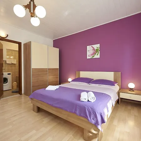 Guest house And With Parking Space - 13102 Trogir